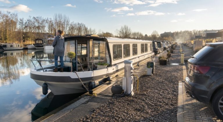 do you pay council tax on a house boat